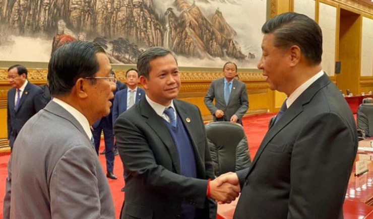 Ông Hun Manet (giữa) tháp tùng Thủ tướng Campuchia Hun Sen (trái) gặp Chủ tịch Trung Quốc Tập Cận Bình trong chuyến thăm Bắc Kinh hồi tháng 2-2020. Ảnh: KHMER TIMES