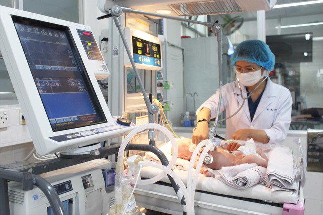 Trẻ sơ sinh mắc uốn ván đang phải thở máy, điều trị tích cực tại Bệnh viện Bệnh Nhiệt Đới