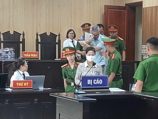 Bị cáo Phạm Thị Hằng, cựu Giám đốc Sở GD&amp;ĐT tại phiên tòa