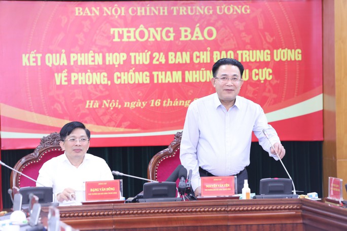 Phó trưởng Ban Nội chính Trung ương Nguyễn Văn Yên trả lời báo chí tại buổi họp báo. Ảnh: Thắng VIệt