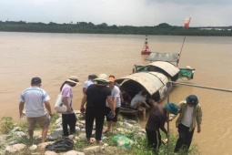 Tin tức trong ngày - Hà Nội: 4 nam sinh tắm sông bị nước cuốn, 2 em mất tích