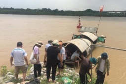 Tin tức trong ngày - Hà Nội: 4 nam sinh tắm sông bị nước cuốn, 2 em mất tích