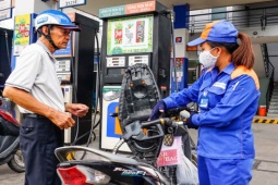 Thị trường - Tiêu dùng - Giá xăng dầu hôm nay 17/8: Đồng loạt đi xuống dù tồn kho giảm