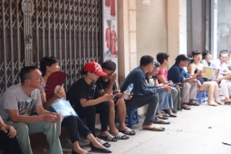 Giáo dục - du học - Bộ trưởng GD-ĐT yêu cầu Hà Nội chấm dứt cảnh phụ huynh xếp hàng thâu đêm nộp hồ sơ