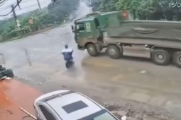 Ô tô - Clip: Xe tải phanh "cháy lốp" tránh va chạm xe đạp điện đi ẩu