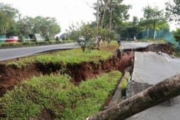 Tin tức trong ngày - Tìm ra nguyên nhân bất thường gây sạt lở đất nhiều nơi, vết nứt dài hàng trăm mét