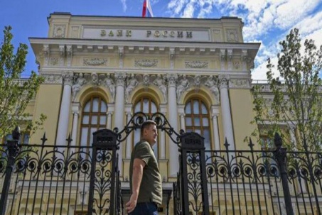 Đồng Rúp rẻ nhất kể từ khi xung đột với Ukraine, Ngân hàng Trung ương Nga thông báo họp khẩn