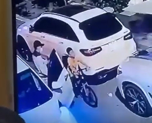 Bé trai bị bắt cóc lên xe