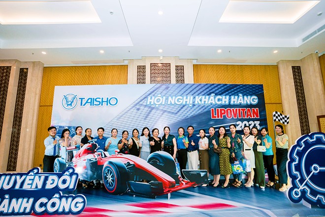 Hình ảnh khách mời chụp hình tại photobooth