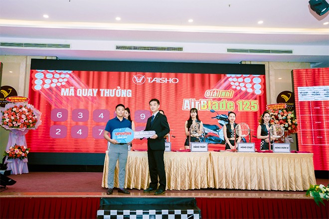 Ông Takahashi - Giám đốc Nhà máy và Chuỗi cung ứng đang trao thưởng cho khách hàng may mắn.