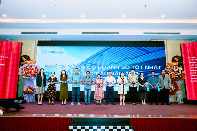 Bà Matsuo Yuki – Tổng Giám Đốc và ông Lê Văn Thịnh – Giám đốc Kinh doanh trao kỷ niệm chương cho các đối tác.