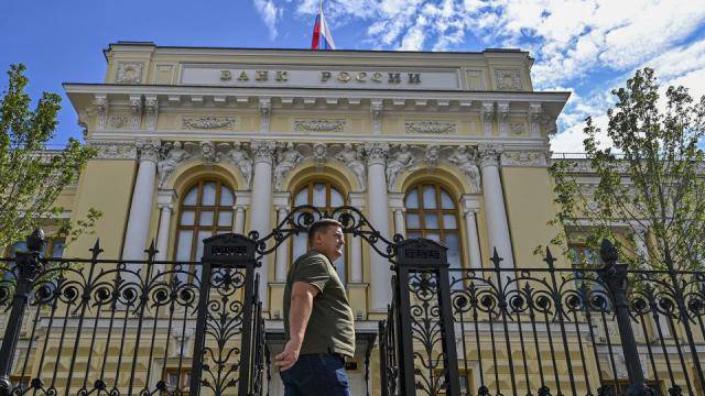 Đồng Rúp rẻ nhất kể từ khi xung đột với Ukraine, Ngân hàng Trung ương Nga thông báo họp khẩn - 1