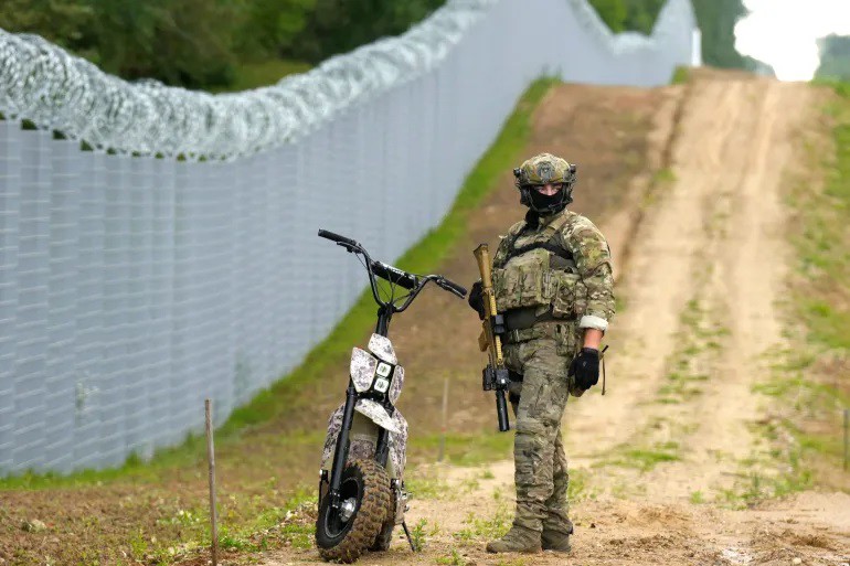 Một sĩ quan biên phòng Latvia tuần tra ở biên giới Latvia - Belarus ngày 8/8/2023. Ảnh: Reuters