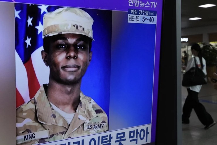 Hình ảnh binh nhì Travis King xuất hiện trong một bản tin ở nhà ga tàu điện ngầm Hàn Quốc.