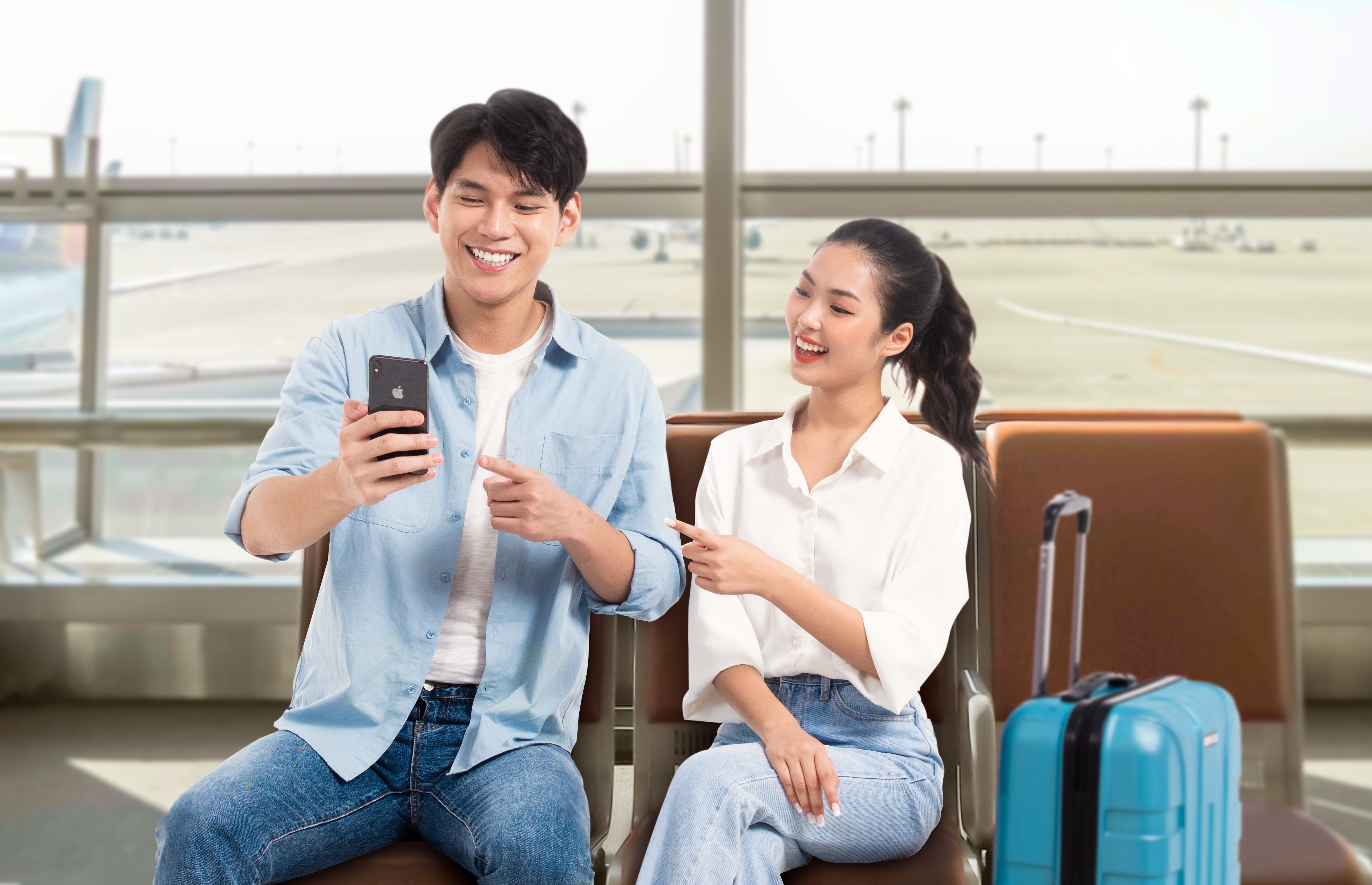 Hành khách đặt vé máy bay thuận tiện, nhanh chóng hơn nhờ ứng dụng ngân hàng.