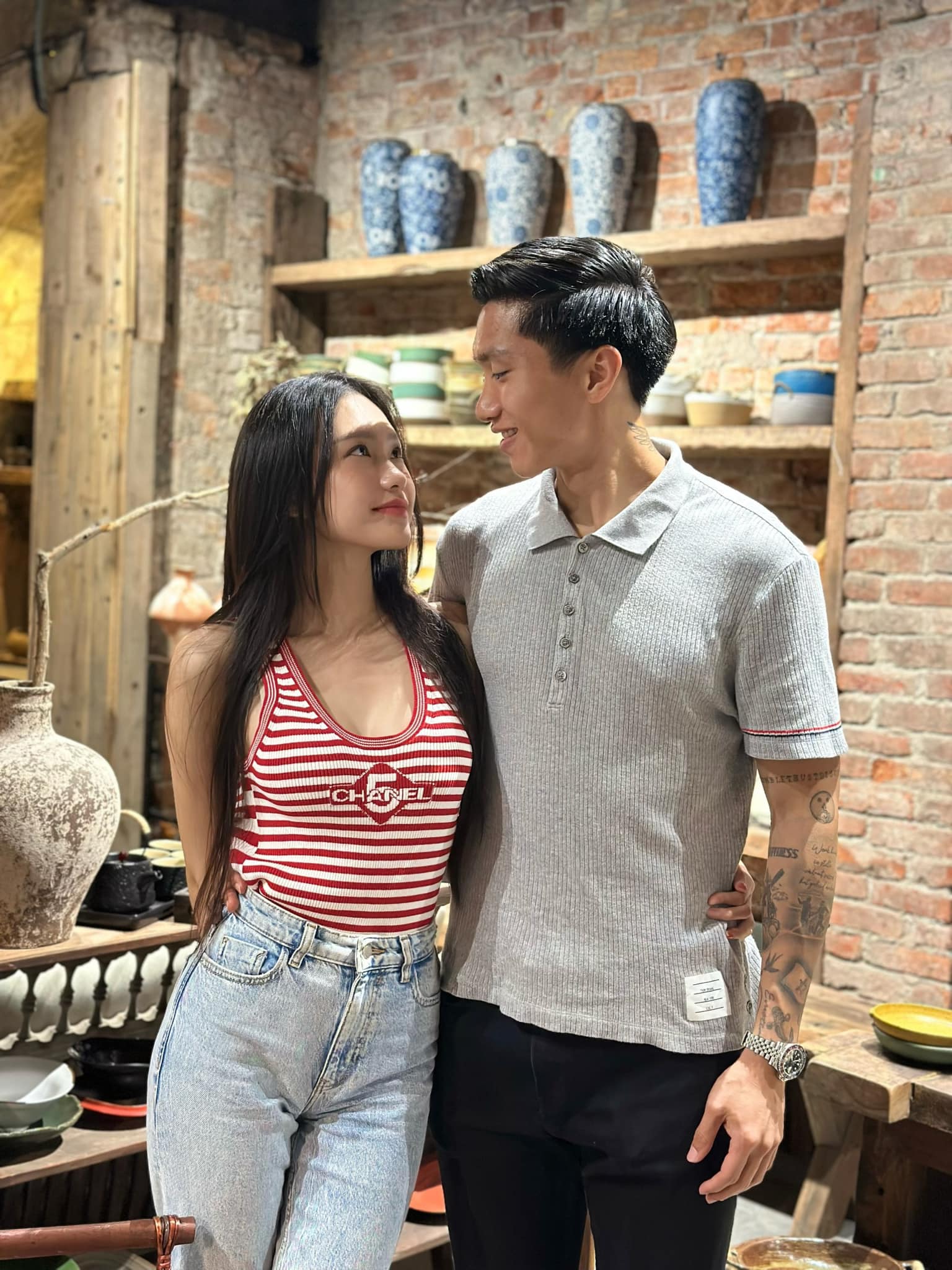 Cả hai đắm đuối nhìn nhau, được khen "tướng phu thê"