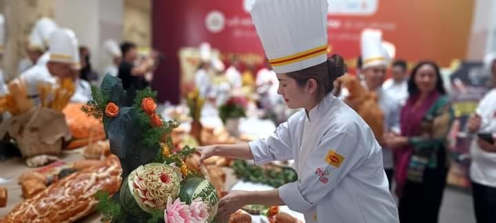 Đầu bếp Thái Thị Ngọc Tâm đang tỉ mỉ cho tác phẩm của mình tại Lễ hội Bánh mì