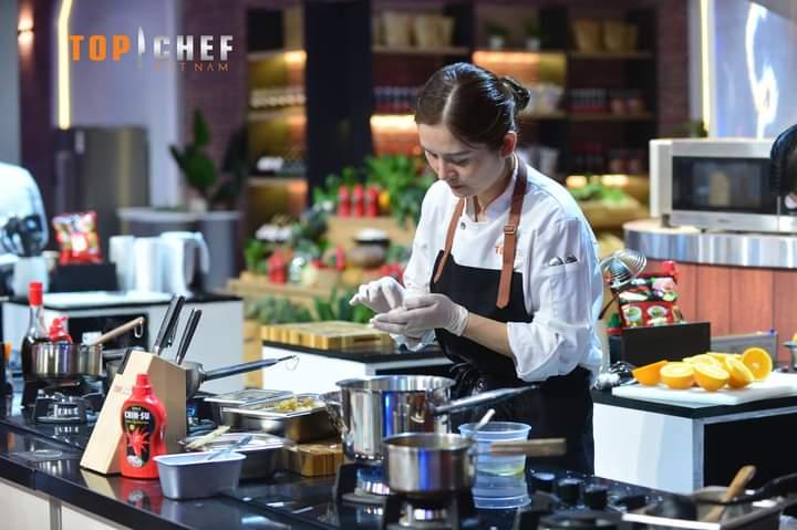 Chef Ngọc Tâm đang tập trung cho phần thi tại Top Chef Việt Nam 2023
