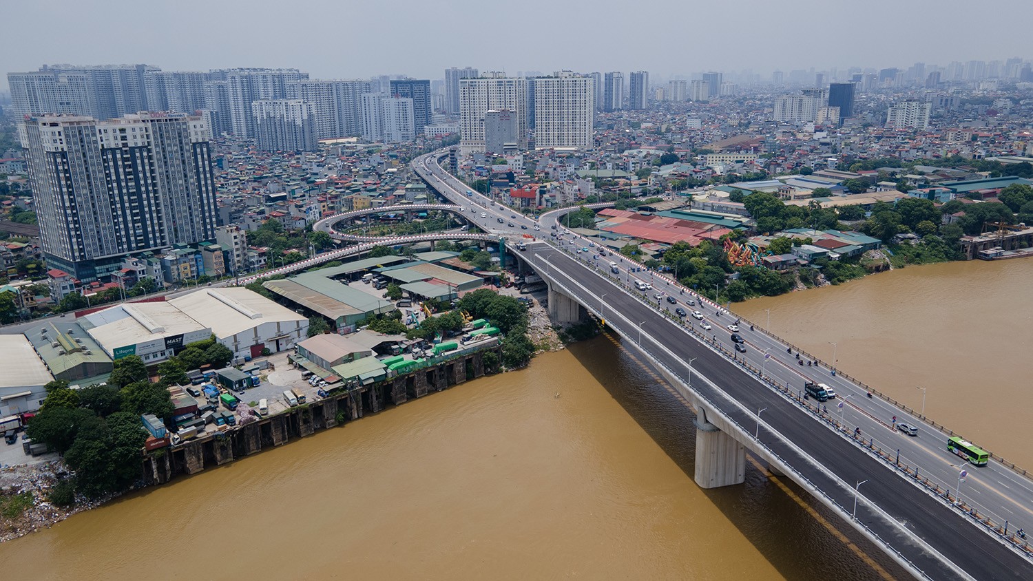 Flycam: Toàn cảnh cây cầu rộng nhất bắc qua sông Hồng trước ngày thông xe - 1