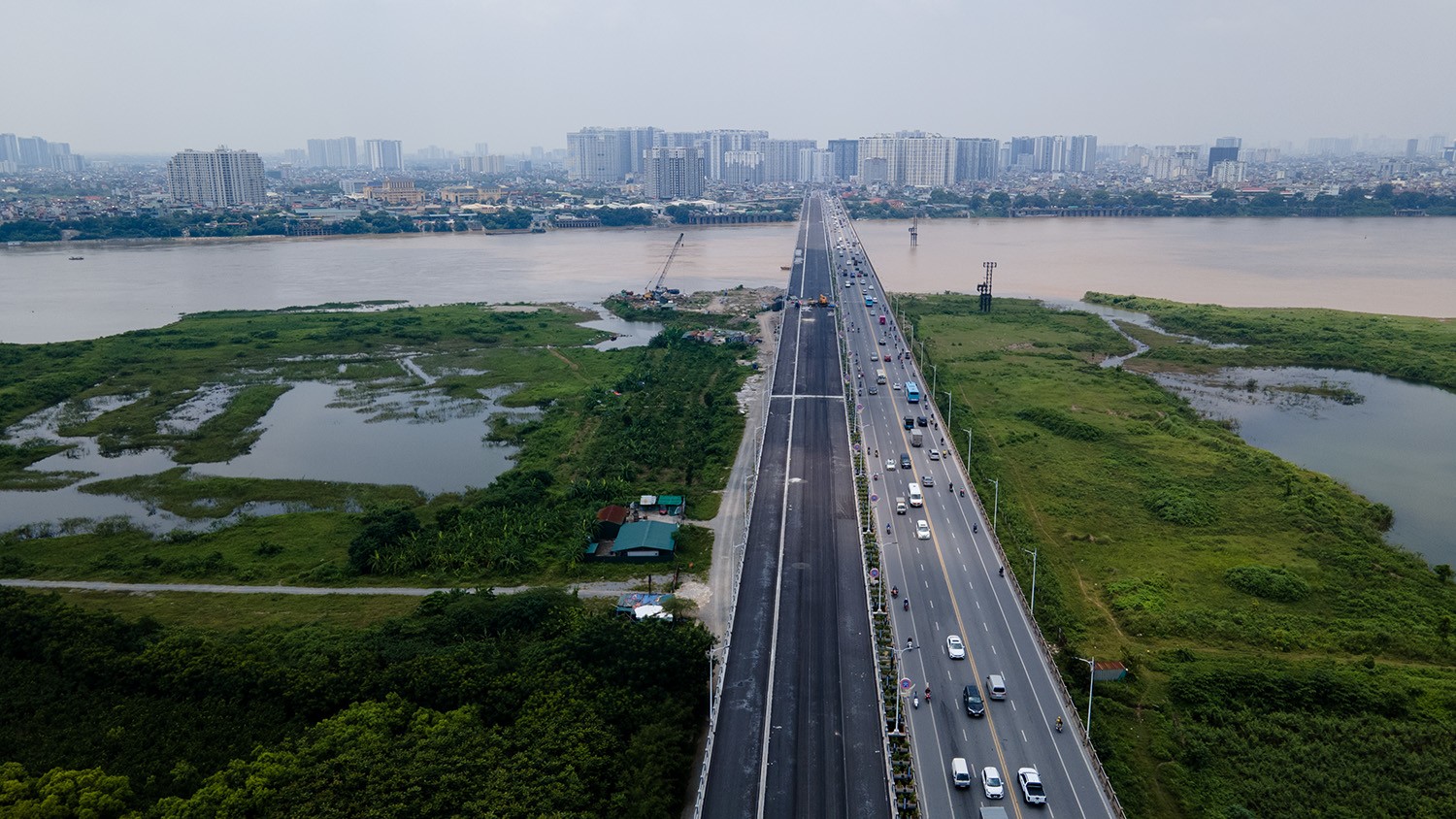 Flycam: Toàn cảnh cây cầu rộng nhất bắc qua sông Hồng trước ngày thông xe - 14