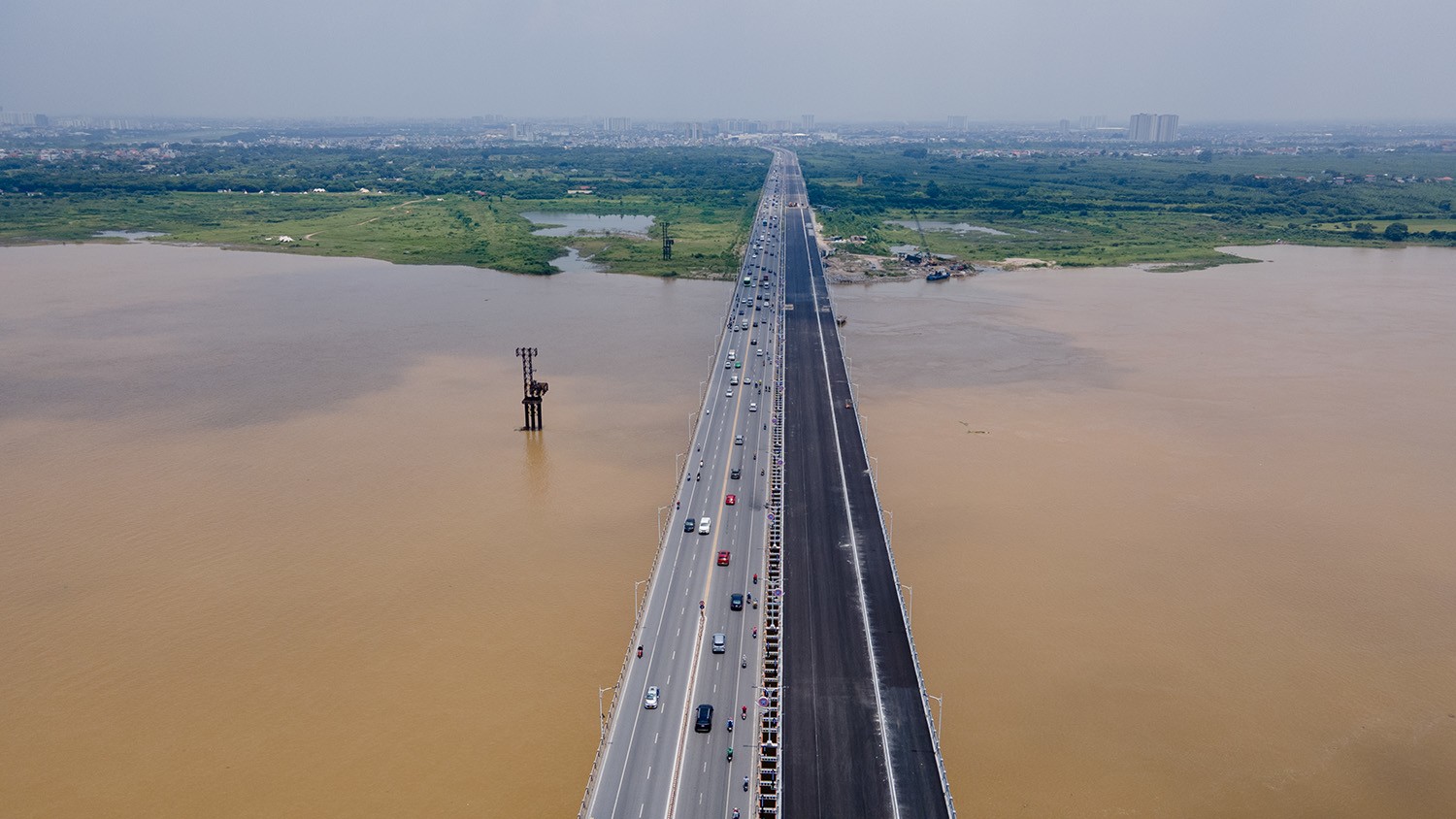 Flycam: Toàn cảnh cây cầu rộng nhất bắc qua sông Hồng trước ngày thông xe - 15