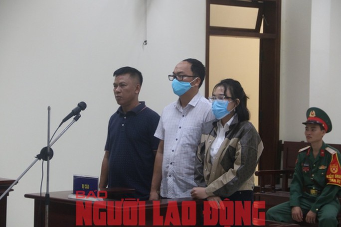 Ba bị cáo tại phiên tòa sáng 17-8 - cựu thiếu tá Hoàng Văn Minh ở giữa