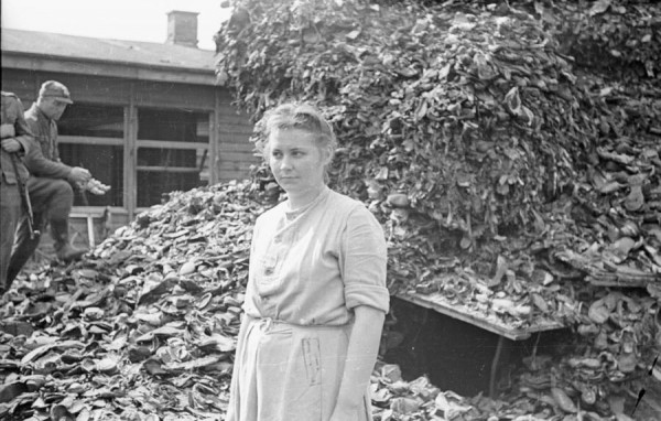 Jenny-Wanda Barkmann đứng trước trại tập trung Stutthof.