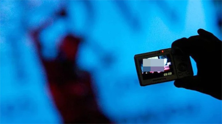 Gia đình nhà chồng bị cảnh sát bắt vì ép chính con dâu của mình quay phim người lớn. Ảnh minh họa