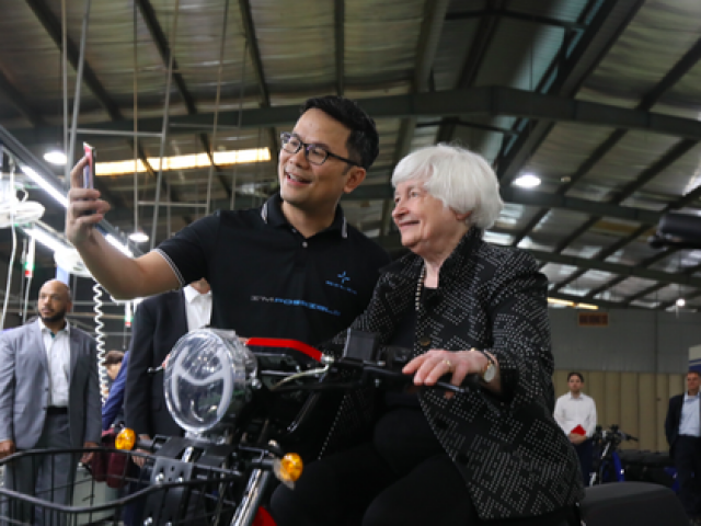 Bộ trưởng Tài chính Mỹ trải nghiệm xe máy điện Việt Nam