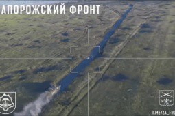 Video: Xe bọc thép uy lực nhất của Ukraine chạy với tốc độ cao vẫn bị UAV Lancet đâm trúng