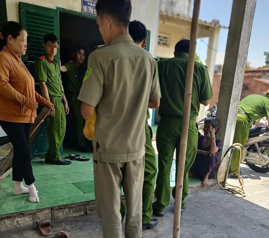  Cơ quan điều tra xuống nhà  Nguyễn Minh P. sau khi nhận được tin báo. Ảnh: CTV  