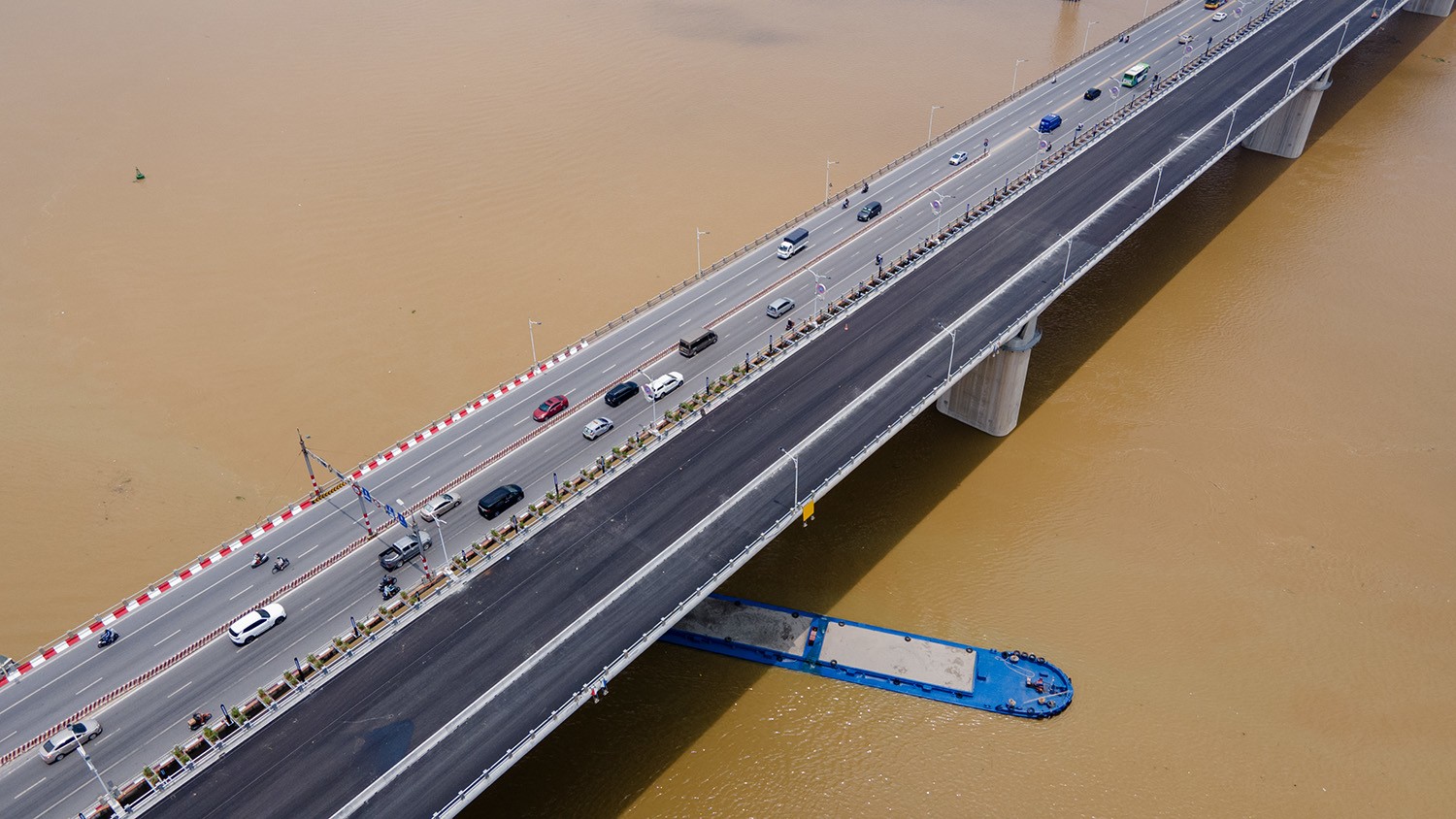 Flycam: Toàn cảnh cây cầu rộng nhất bắc qua sông Hồng trước ngày thông xe - 2