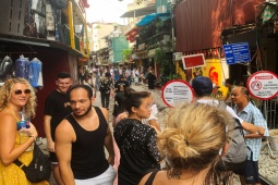 Tin tức trong ngày - "Phố cà phê đường tàu” Hà Nội lại nhộn nhịp như chưa từng có lệnh cấm