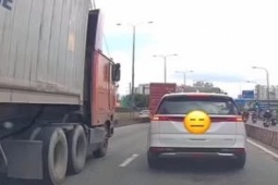 Tin tức trong ngày - Clip: Đi vào vùng tối kỵ cạnh xe container để “điền vào chỗ trống”, xe sang gặp họa