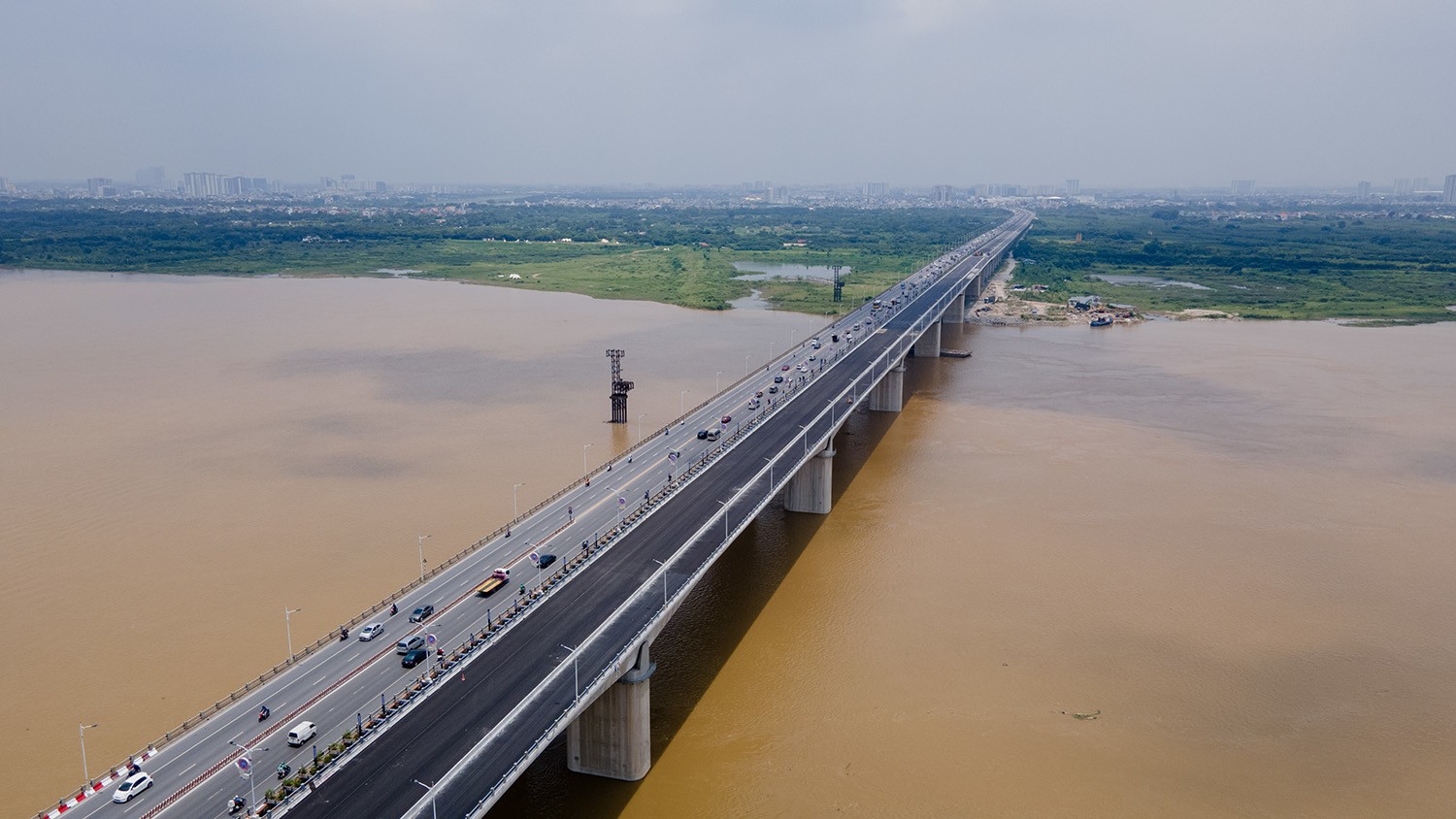 Flycam: Toàn cảnh cây cầu rộng nhất bắc qua sông Hồng trước ngày thông xe - 8