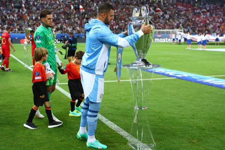Hai đội trưởng Kyle Walker (Man City) và Jesus Navas (Sevilla) đặt cúp Champions League và Europa League lên kệ trưng bày trước thềm trận Siêu cúp châu Âu
