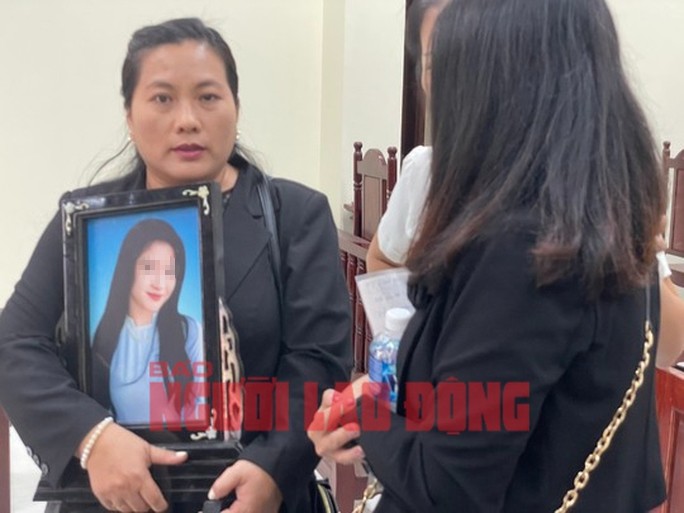 Người thân gia đình nữ sinh Ninh Thuận mang di ảnh đến phiên tòa sáng 17-8