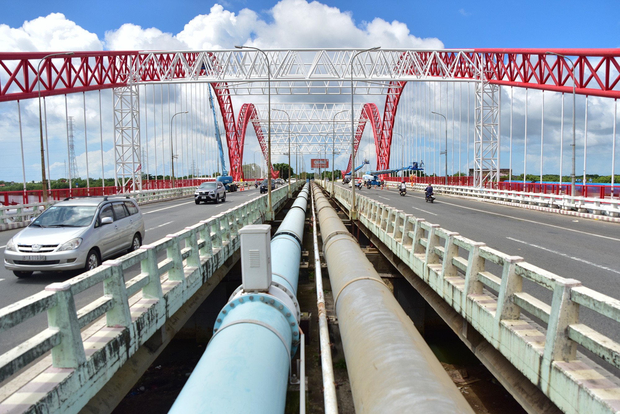 Cầu Cỏ May bắc qua sông Cỏ May, nằm trên quốc lộ 51, cửa ngõ chính vào TP Vũng Tàu. Cầu có chiều dài 258m, rộng 30m, gồm 2 làn đường ngược chiều được ngăn cách bởi lan can và hai ống dẫn nước ngọt.