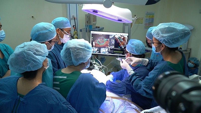Ts, Bs Võ Văn Nhân và ekip phẫu thuật trong 1 ca cấy ghép implant với công nghệ định vị