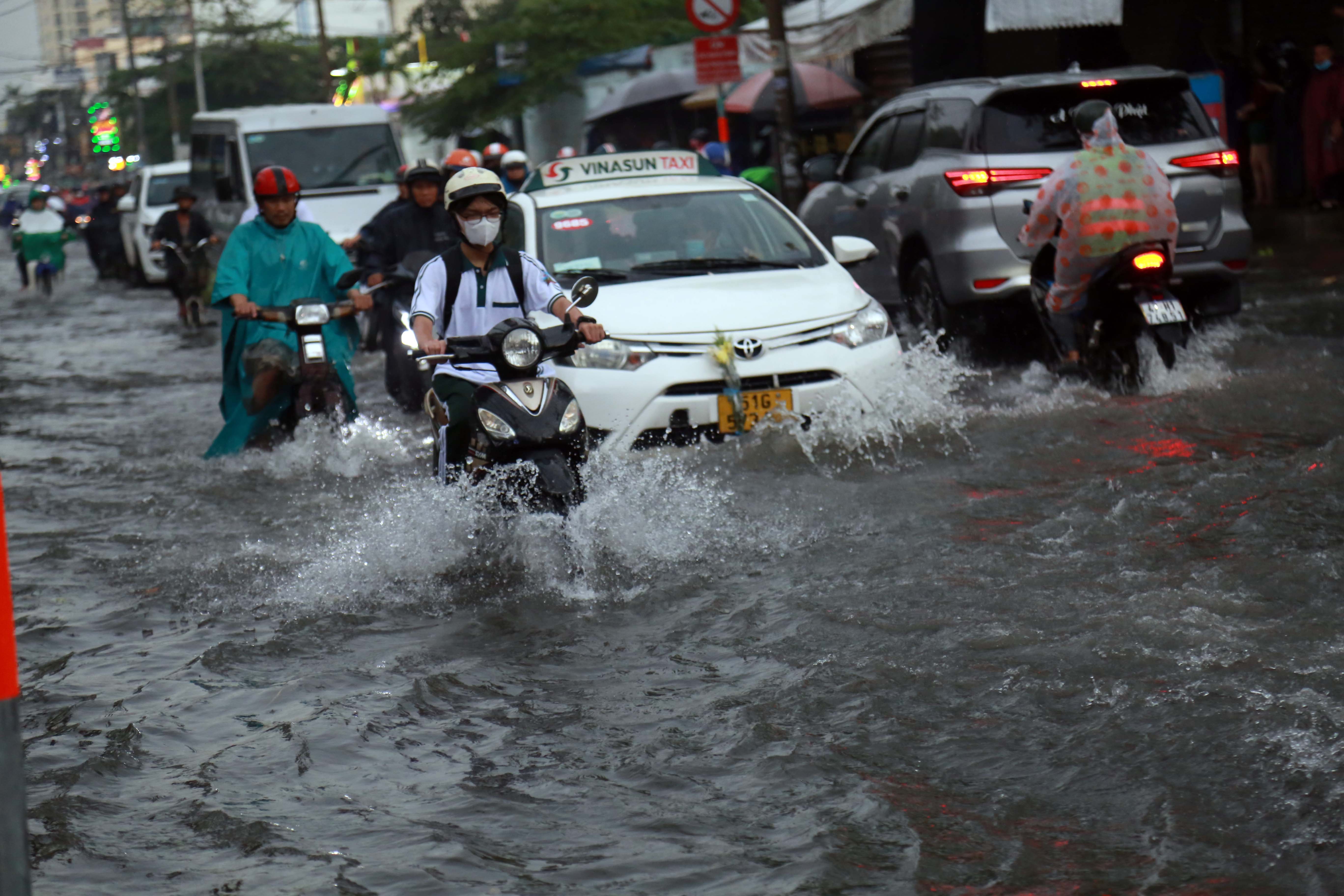 Đường ngập lênh láng sau mưa, người dân TP.HCM không dám về nhà - 1