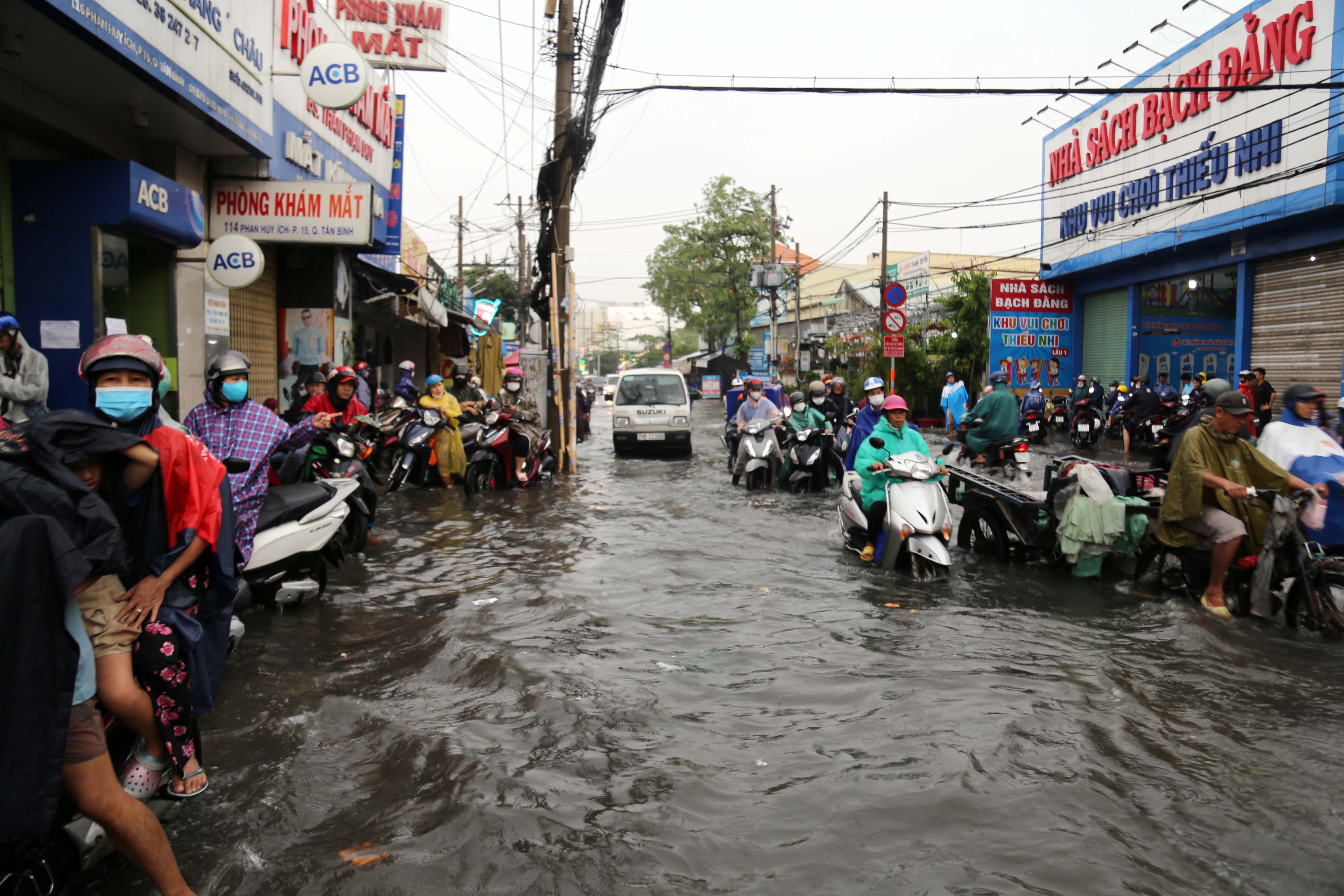 Đường ngập lênh láng sau mưa, người dân TP.HCM không dám về nhà - 10