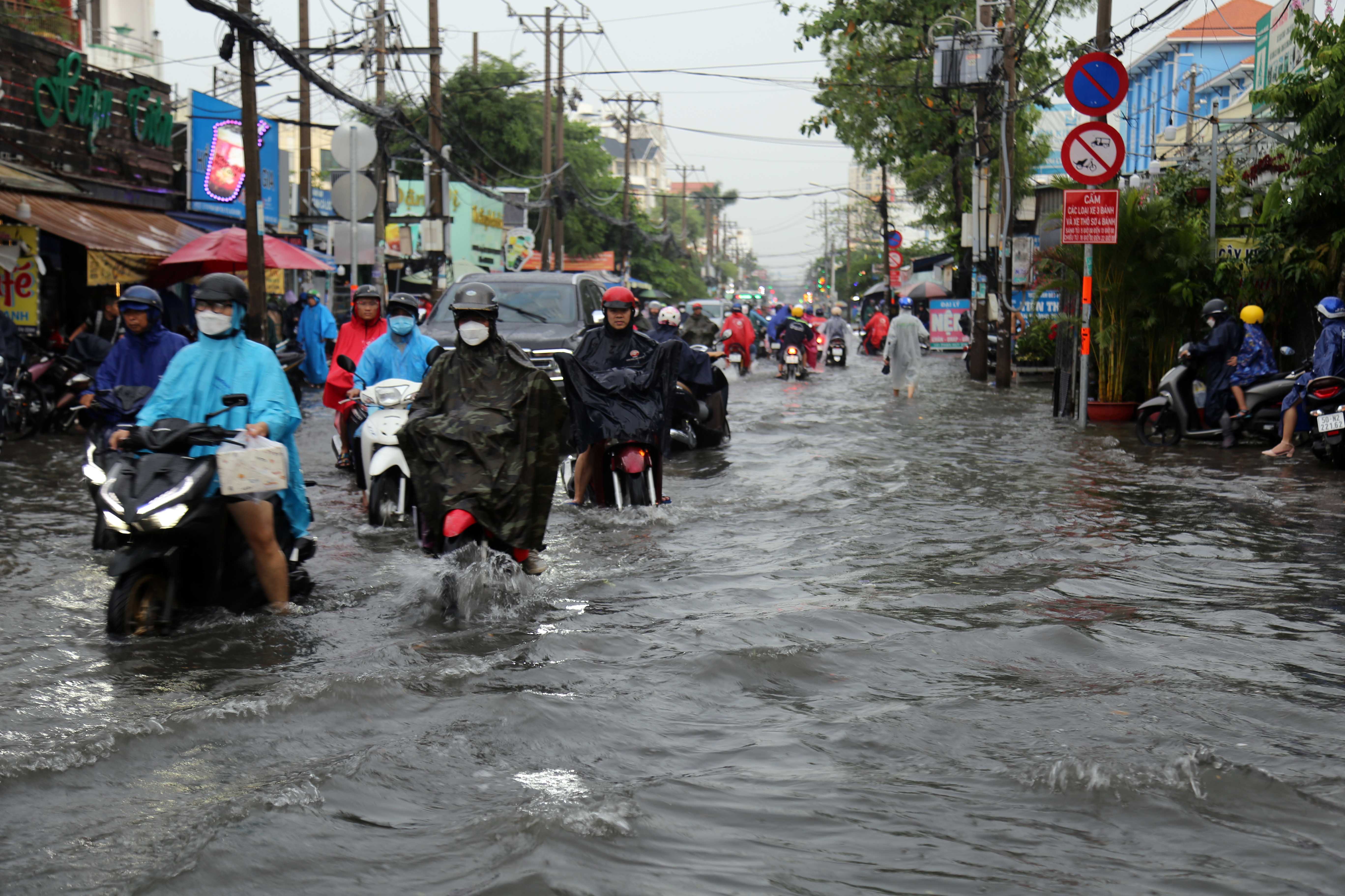 Đường ngập lênh láng sau mưa, người dân TP.HCM không dám về nhà - 2