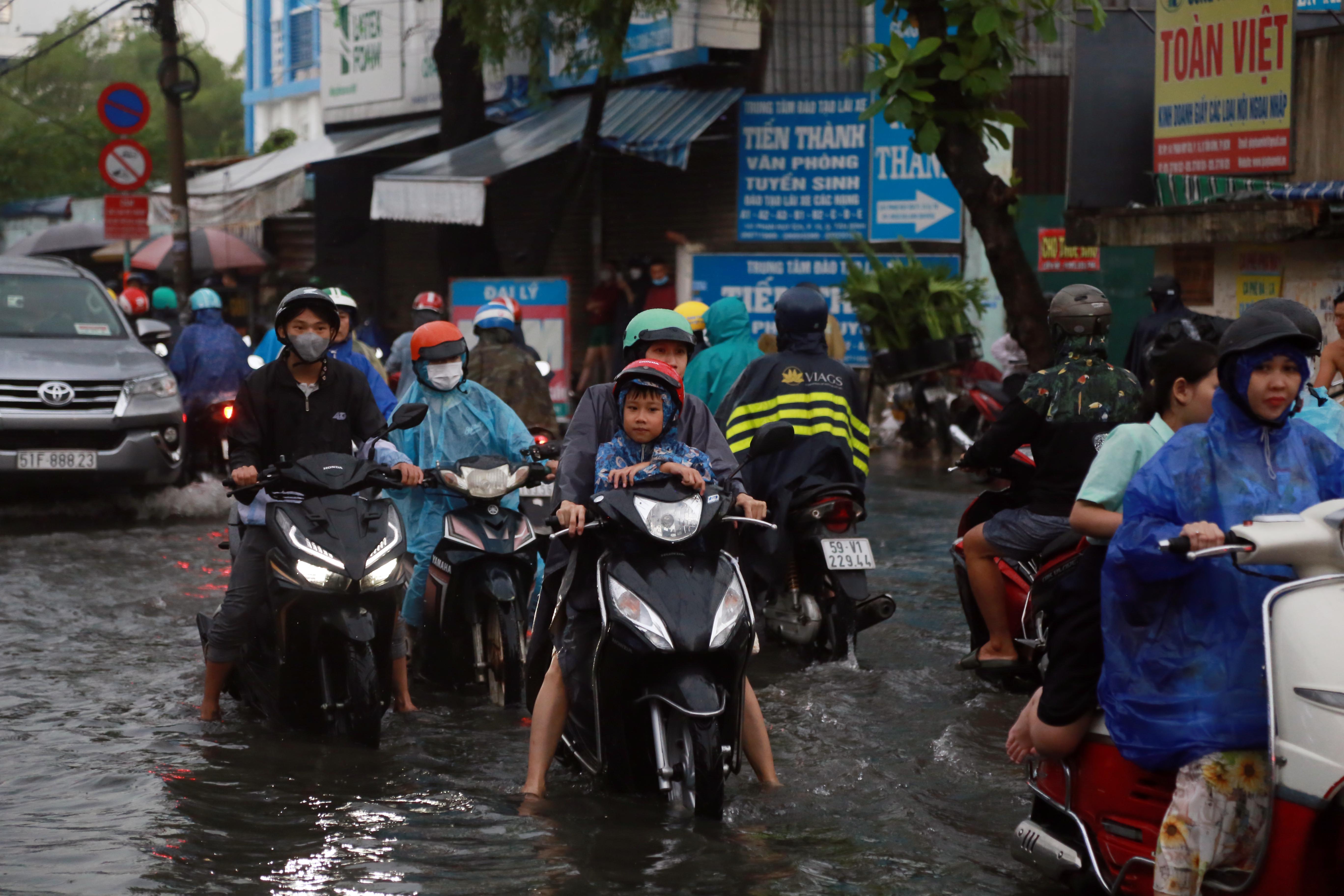 Đường ngập lênh láng sau mưa, người dân TP.HCM không dám về nhà - 5