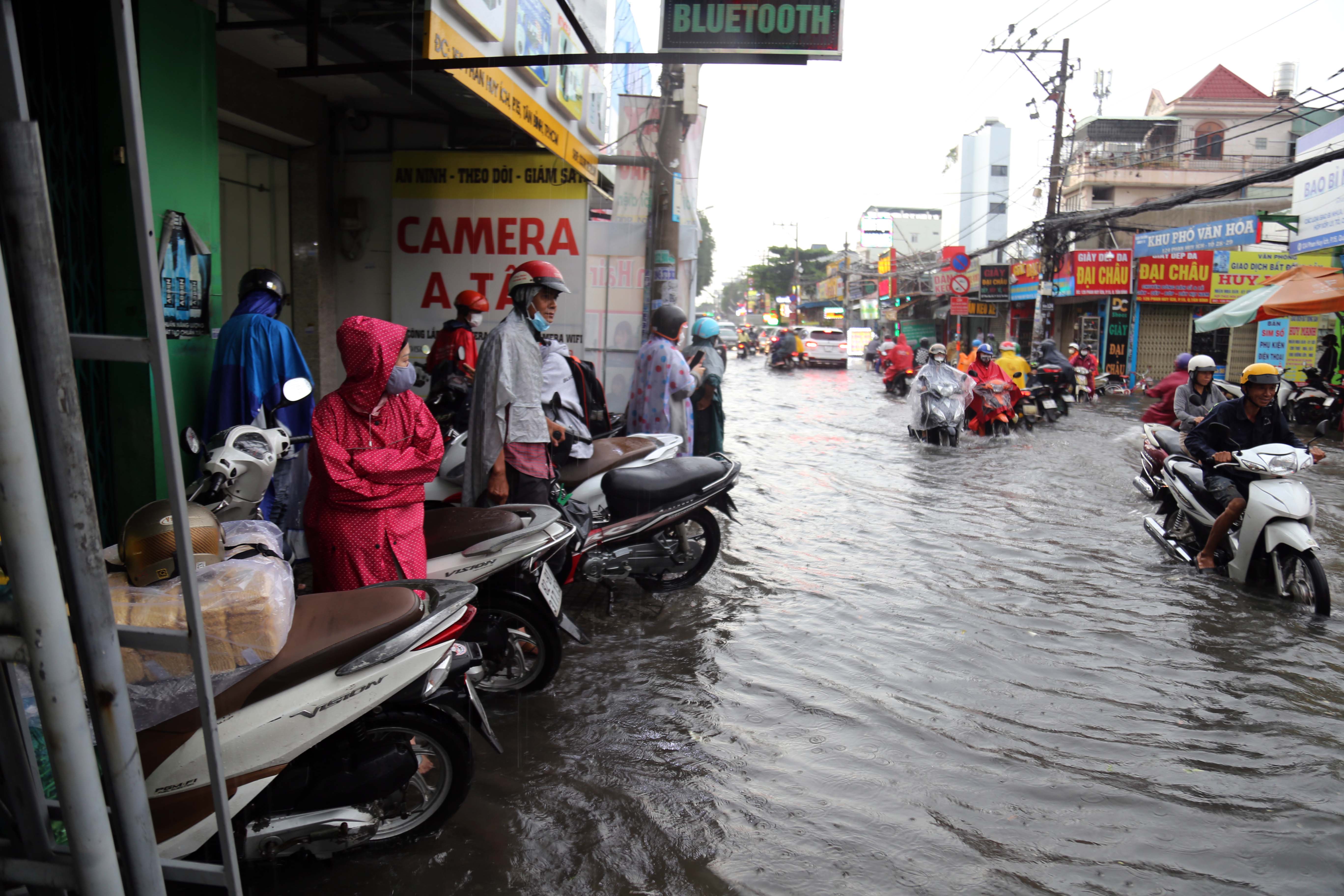 Đường ngập lênh láng sau mưa, người dân TP.HCM không dám về nhà - 6