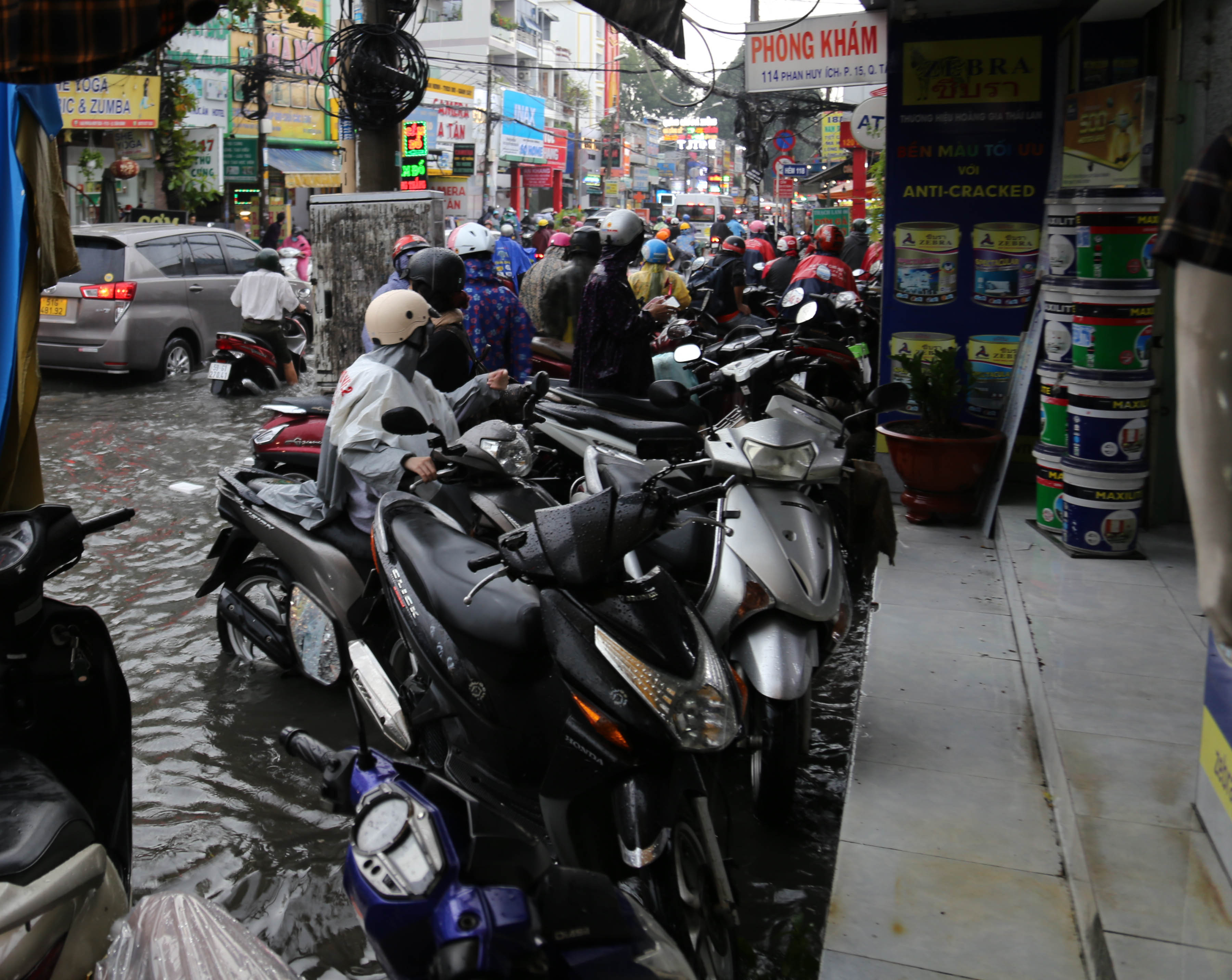 Đường ngập lênh láng sau mưa, người dân TP.HCM không dám về nhà - 7