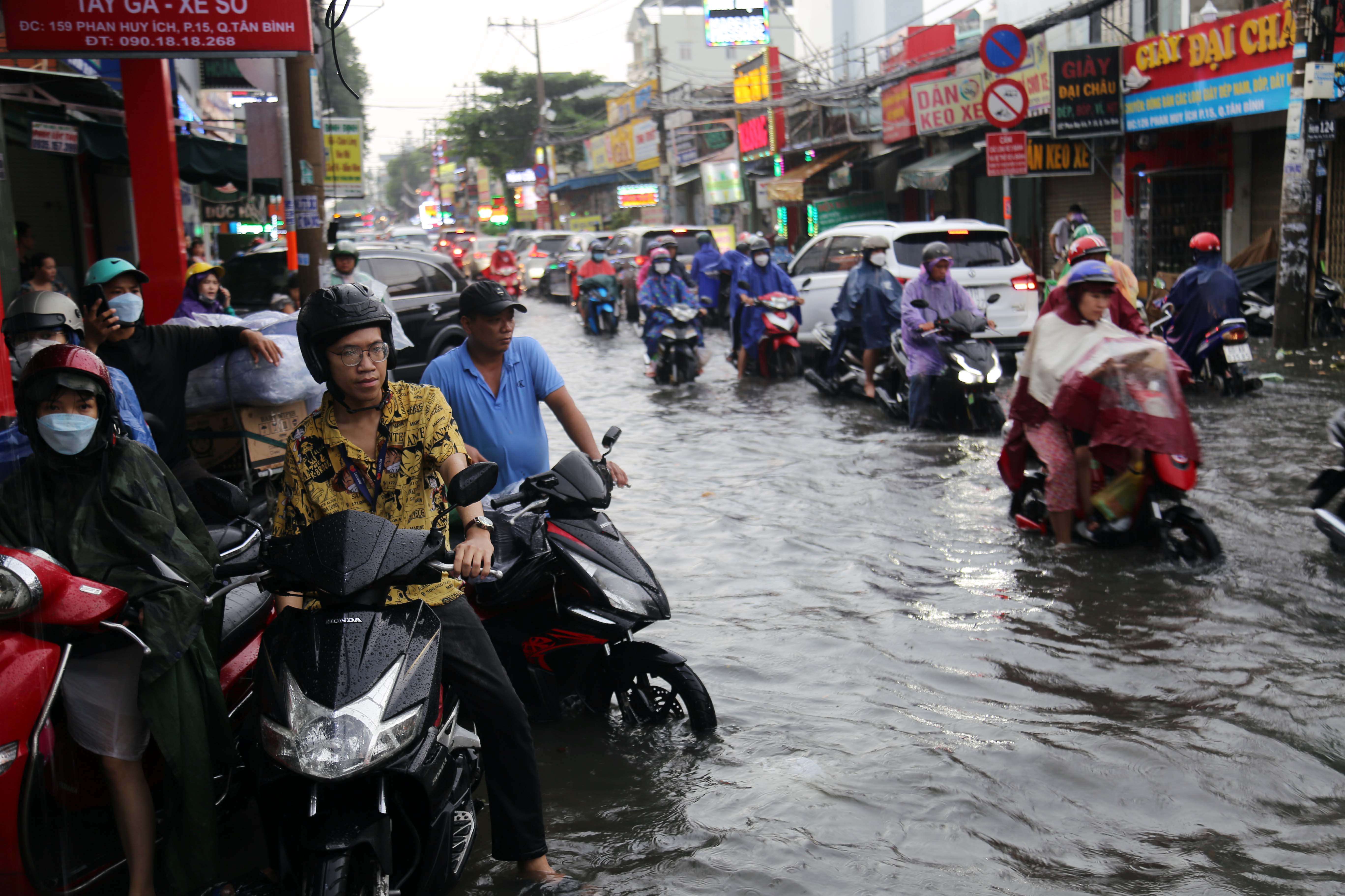 Đường ngập lênh láng sau mưa, người dân TP.HCM không dám về nhà - 8