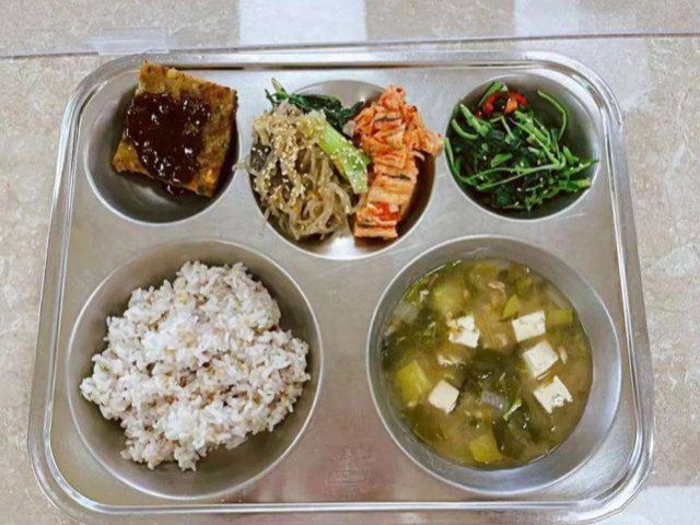 Giáo dục - du học - Cháu khoe ảnh cơm trưa ở trường mỗi bữa 5 món thịnh soạn, bà nội nhìn thấy khóc nấc "thật tội nghiệp"