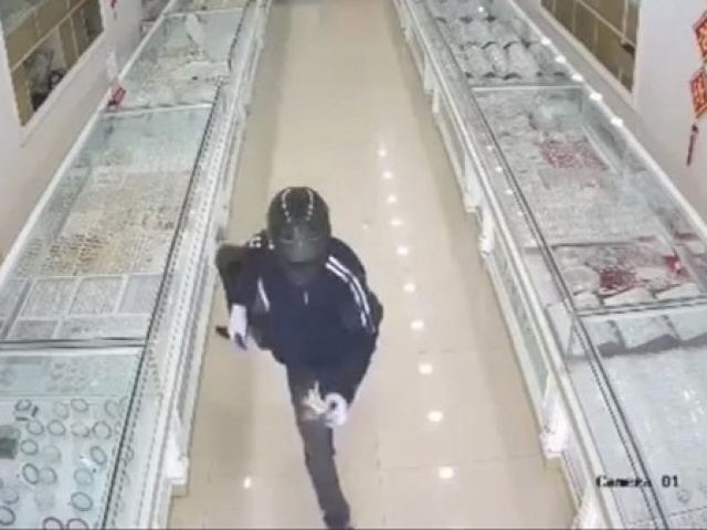 Pháp luật - Nam thanh niên dùng búa đập tủ tiệm vàng, cướp nữ trang ở Hưng Yên