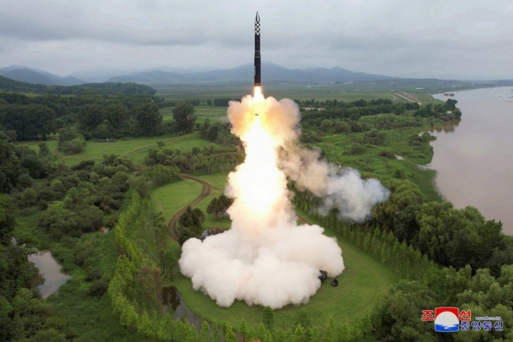 Triều Tiên phóng tên lửa đạn đạo liên lục địa Hwasong-18 hôm 12-7. Ảnh: KCNA