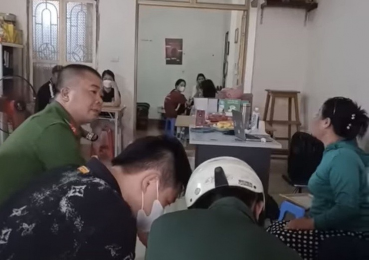 Công an, chính quyền địa phương làm việc với nhóm lấy máu của học sinh. Ảnh: Chụp màn hình từ clip phản ánh của phụ huynh trên mạng xã hội